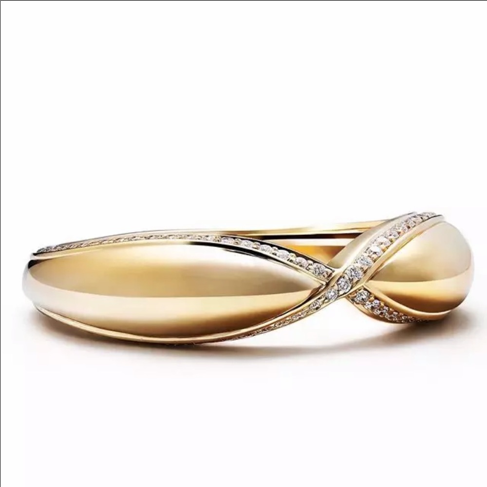 New Women’s Yellow Gold Diamond Beautiful Ring - Picture 2 of 3